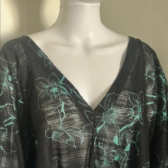 Free People, Woman’s Size M Floral Black and Green Top - Picture 4 of 7